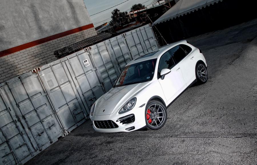 Porsche Cayenne Turbo by Vorsteiner 2012 года  (фото 6 из 10)